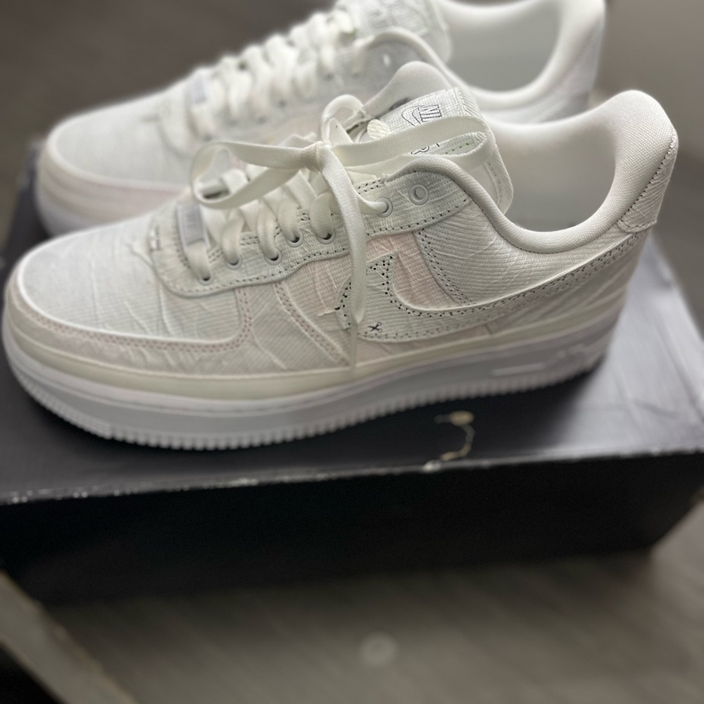 Nike women’s AF1 07’ LX “ tear away” black swoosh